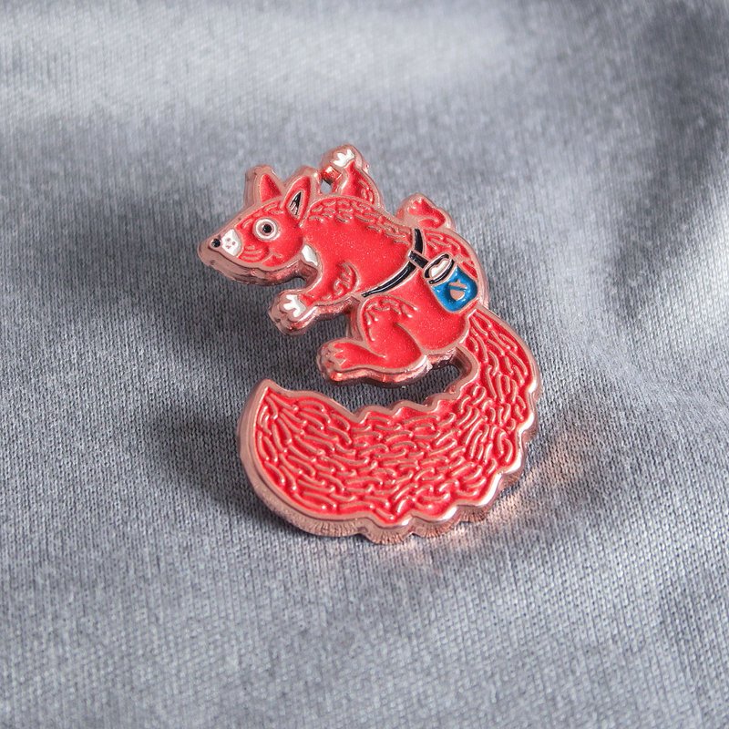 Stone Squirrel Enamel Pin – Gift for Climbers and Boulderers – 攀岩針 – 등반 クライミング - 徽章/別針 - 其他金屬 多色