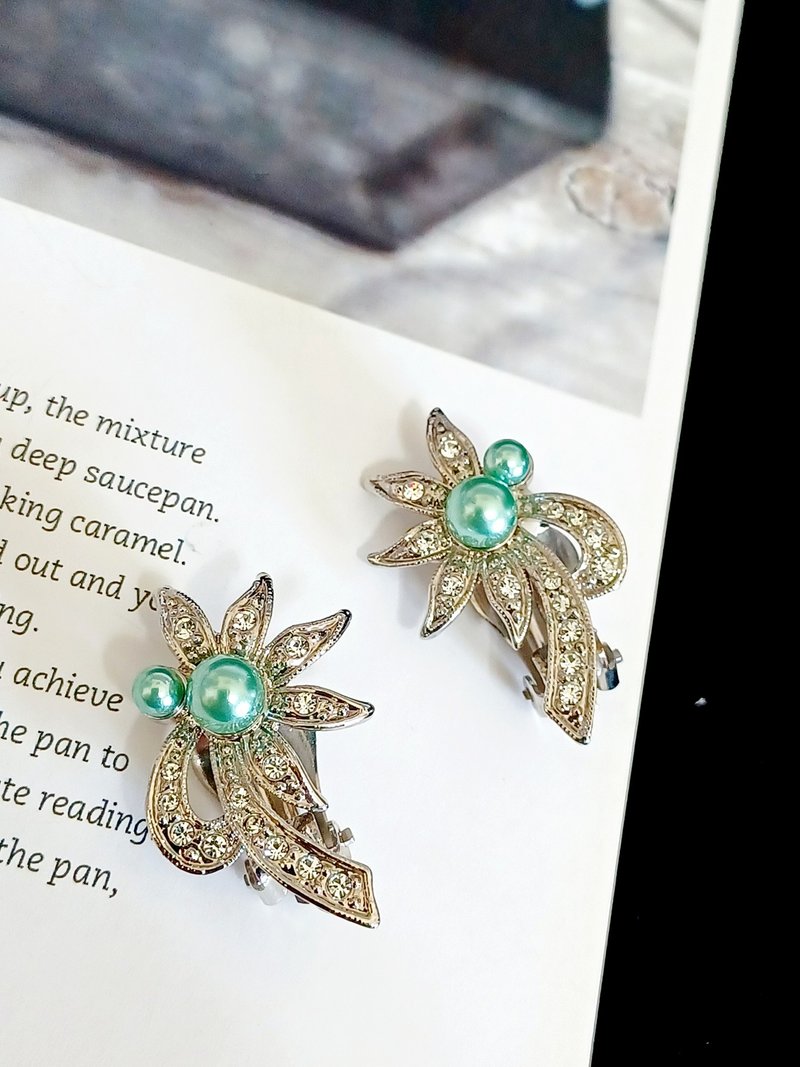 vintage jewelry  典雅翠綠珍珠立體花卉 夾式耳環 - 耳環/耳夾/耳骨夾 - 其他金屬 