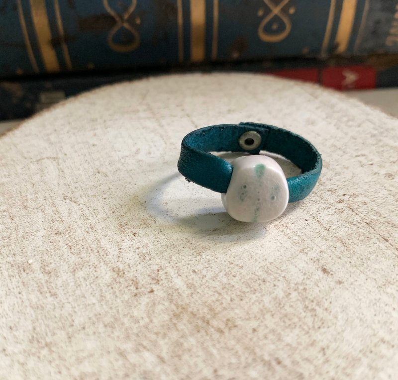 Ring Japanese white porcelain, natural glaze color, infinite, not greasy, color, real leather, art grade - แหวนทั่วไป - เครื่องลายคราม 