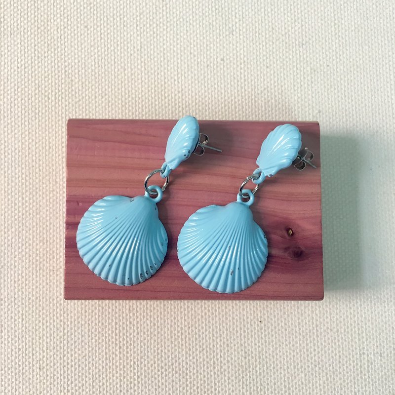 Accessory / Alice Blue Shell Piercing Earrings - ต่างหู - วัสดุอื่นๆ สีน้ำเงิน