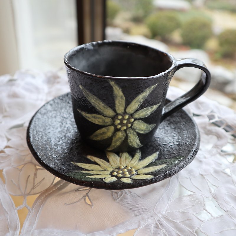 日本製 ひまわり マグカップ 黒 ハンドメイド 陶器 陶芸家 - マグカップ - 陶器 