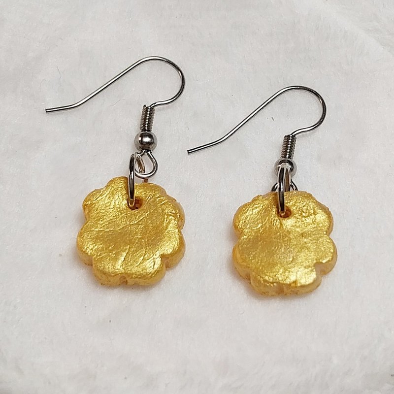 Clover leaf Earring Handmade Air Dry Clay Eco Friendly Stainless Wire Hook - 耳環/耳夾/耳骨夾 - 黏土 金色