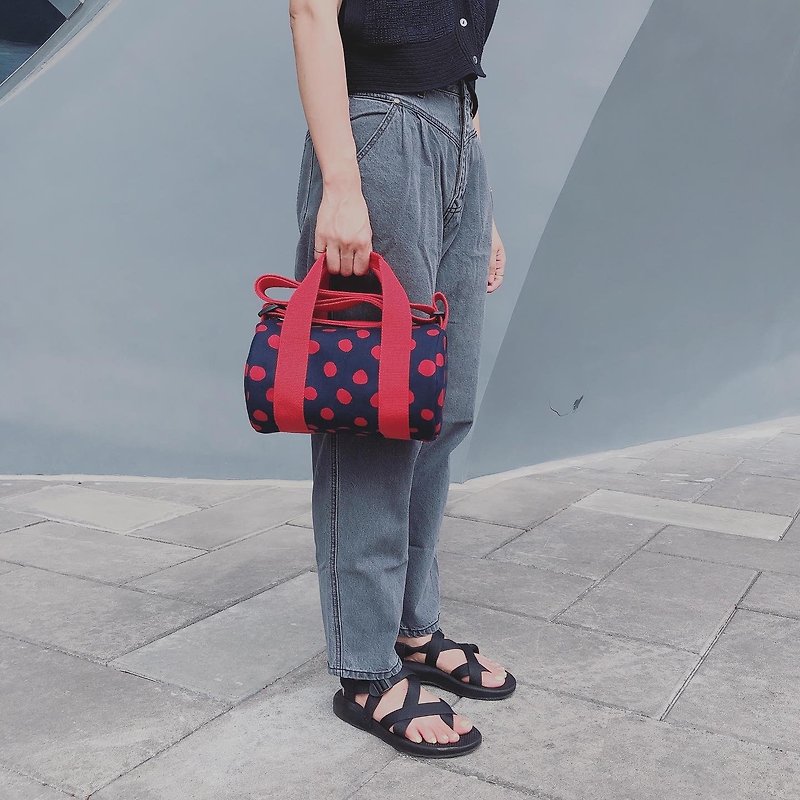 ㅓ cylinder zipper bag ㅏ blue background with red dots