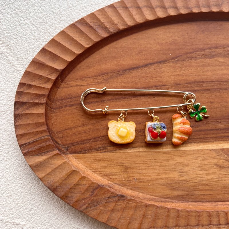 brooch / miniature bread - ต่างหู - ดินเหนียว 