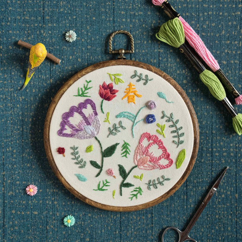 【新年禮物】春天花草　手作刺繡框 - 擺飾/家飾品 - 棉．麻 多色