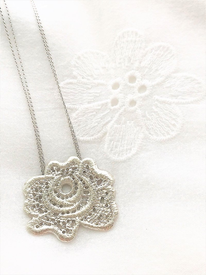 手作銀飾-純銀蕾絲吊墜/胸針 - 項鍊 - 純銀 銀色
