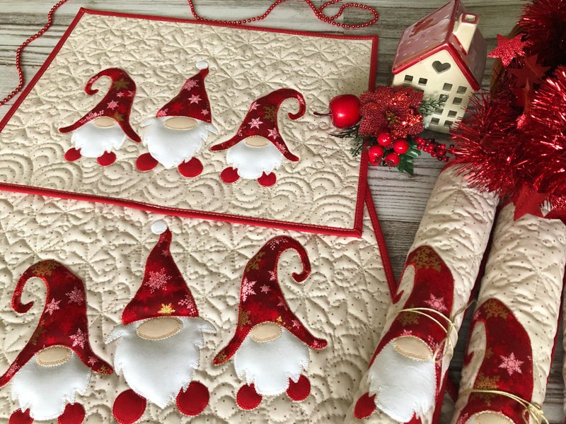 Quilted Christmas placemats, Set of 6, Gnome placemats, Christmas tablecloth - ผ้ารองโต๊ะ/ของตกแต่ง - ผ้าฝ้าย/ผ้าลินิน สีแดง