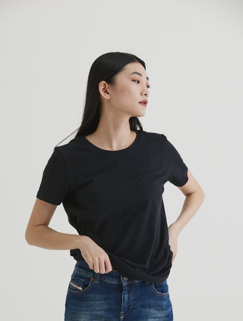 Round neck short sleeve top organic cotton black - เสื้อยืดผู้หญิง - ผ้าฝ้าย/ผ้าลินิน สีดำ