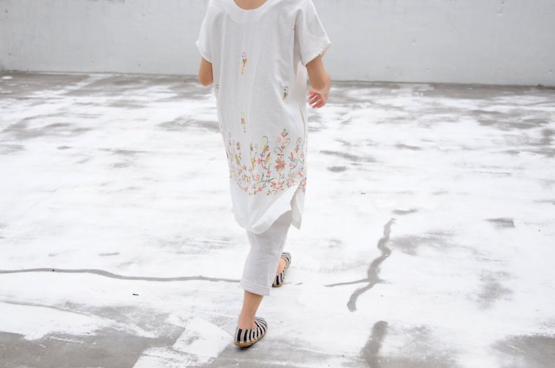 Par - white padded loose material Long dress / imitation printing embroidery / small side slits paragraph - One Piece Dresses - Cotton & Hemp White
