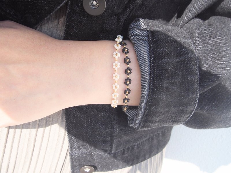 Bead bracelet with detachable magnet [matt white / matt black] Set of 2 - สร้อยข้อมือ - วัสดุอื่นๆ สีดำ