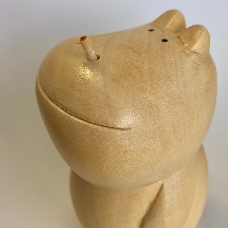 A carved wooden hippopotamus with a toothpick sticking out and a memo in its mouth - ของวางตกแต่ง - ไม้ สีกากี