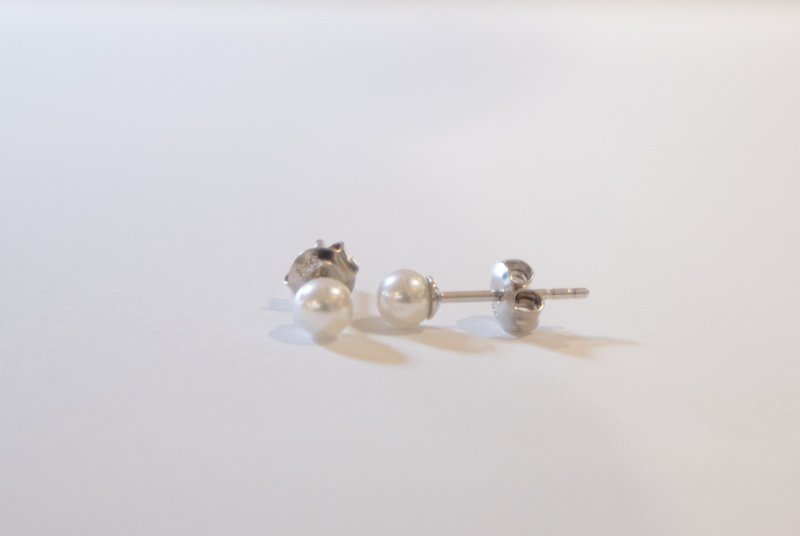 925 Sterling Silver Earrings with 4-4.5mm Freshwater Pearls - ต่างหู - ไข่มุก สีเงิน