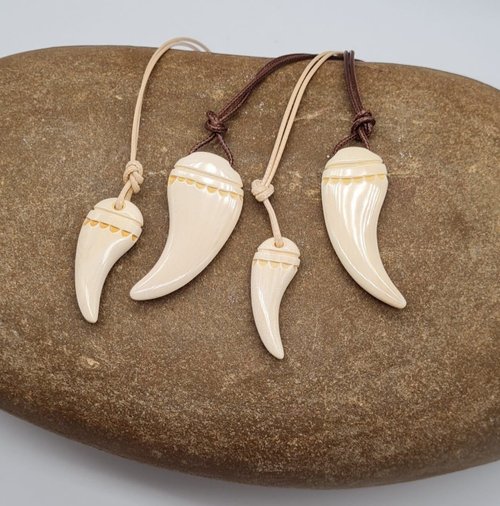 マンモス象牙のタスク型ペンダント ヤクート手作りジュエリー 極東