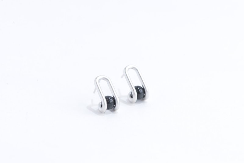 圓珠長銀耳環 (磨砂表面) Linear Round Well Earrings - 耳環/耳夾 - 其他金屬 銀色