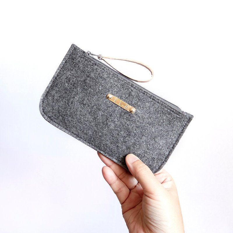 Hand-made blanket cloth portable bag/handbag // Customized bronze lettering order // Two-color choice - กระเป๋าเครื่องสำอาง - เส้นใยสังเคราะห์ สีเทา