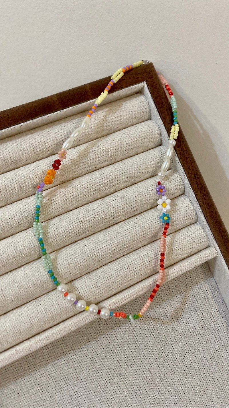 Y2K Dopamine Macaron Flower Beads Necklace - สร้อยคอ - วัสดุอื่นๆ หลากหลายสี