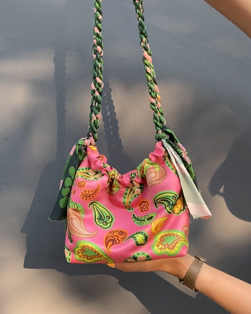 กระเป๋า Twist Bag ลาย Paisley-19 - กระเป๋าถือ - วัสดุอื่นๆ สึชมพู