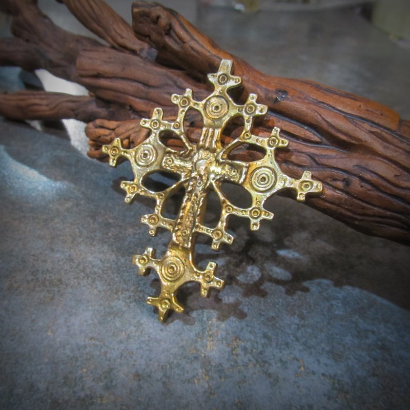 Large hutsul brass cross necklace pendant,handmade ukrainian brass cross charm - 項鍊 - 銅/黃銅 金色