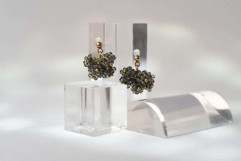 Single Ear-Diamond Grey Japanese Glass Beads Hydrangea Series Earrings