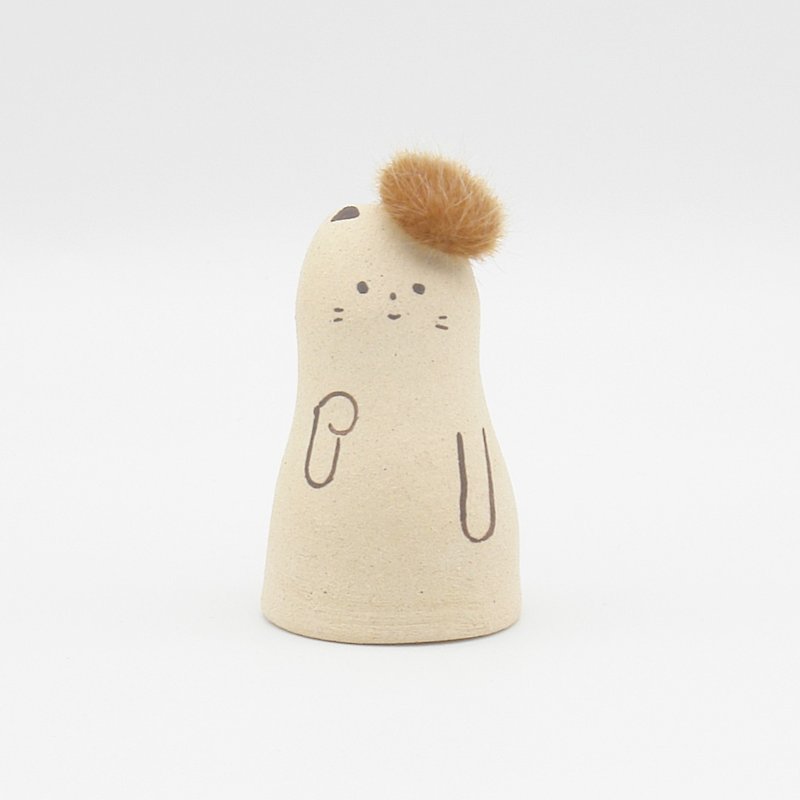 Handmade porcelain doll Maneki-neko with a cute small beret - ของวางตกแต่ง - ดินเผา สีกากี