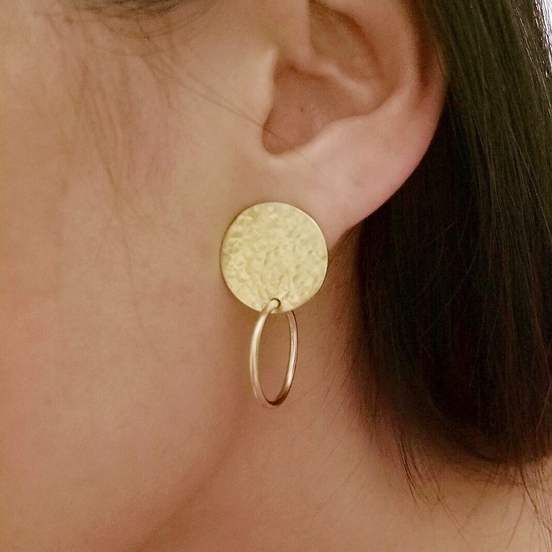 Virtual and solid staggered forged brass brass earrings / ear clips - ต่างหู - โลหะ สีทอง