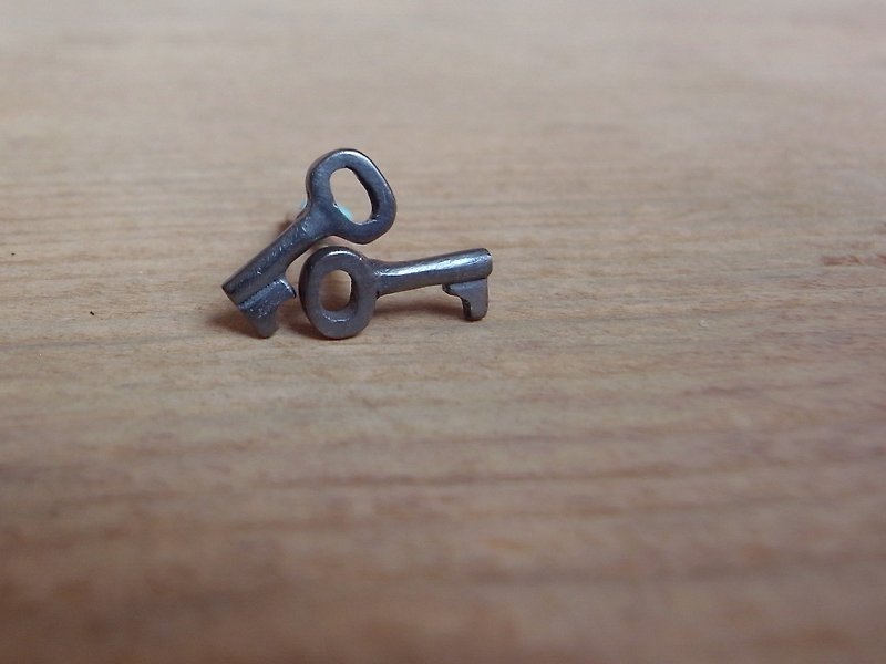 Little Black Key--Sterling Silver--Silver Tiny Key--Cute Key--Stud Earrings - ต่างหู - เงิน สีดำ