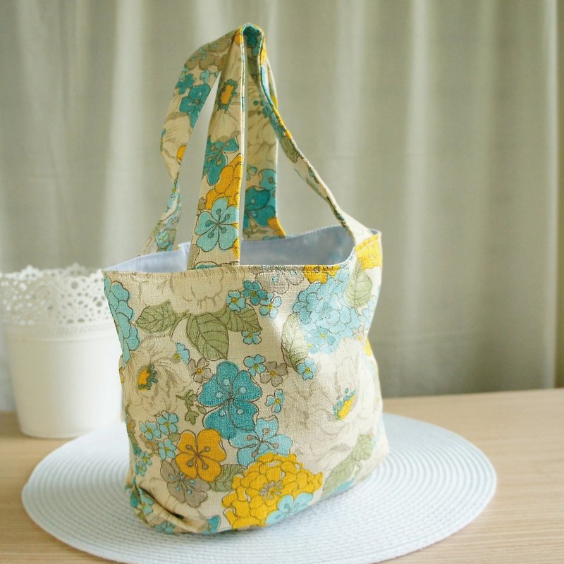 Lovely【日本布】藍色花朵輕巧折摺隨身環保包 (有裡布) 米底E - 手提包/手提袋 - 棉．麻 白色