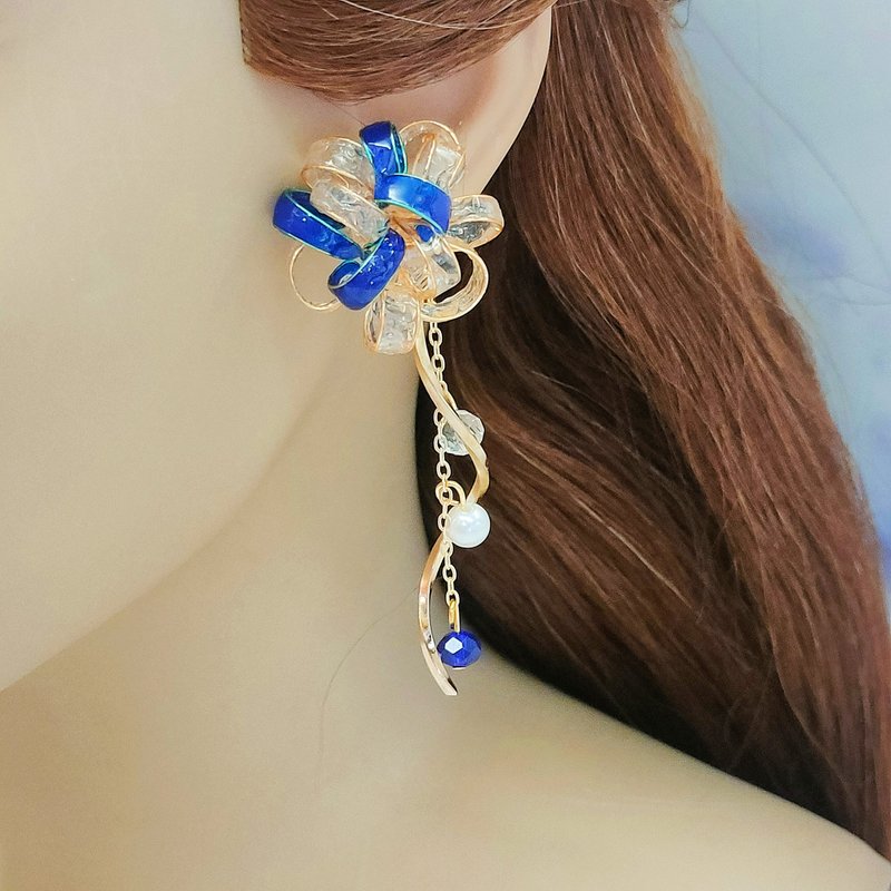 不對稱禮物上的藍色花球樹脂耳環 14KGF金抗敏耳針 可改夾 - 耳環/耳夾/耳骨夾 - 樹脂 藍色