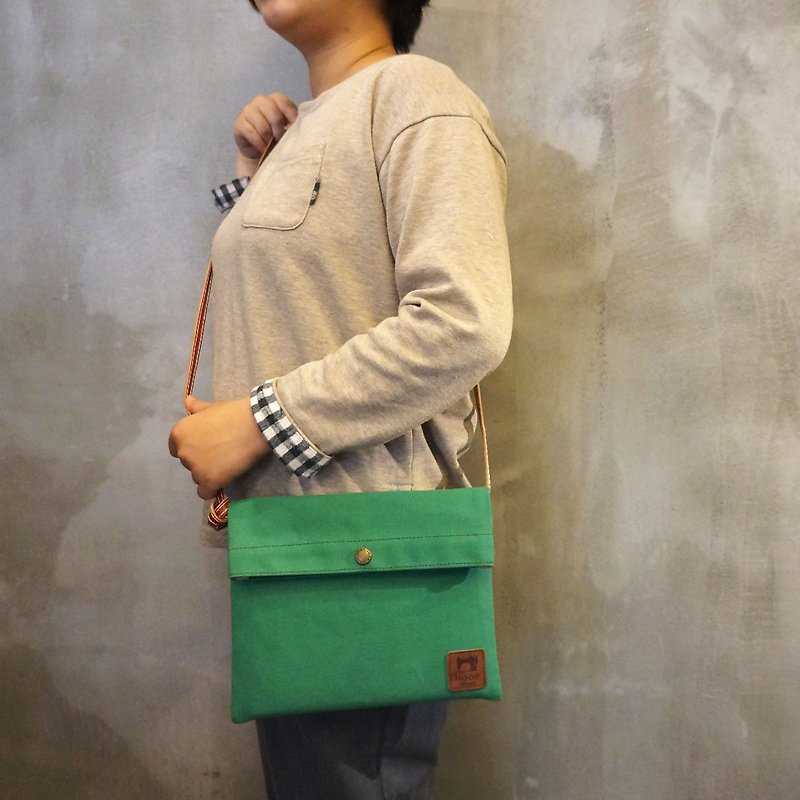 "Just good messenger bag" reflexed mouth design - Scholar Green - กระเป๋าแมสเซนเจอร์ - ผ้าฝ้าย/ผ้าลินิน สีเขียว