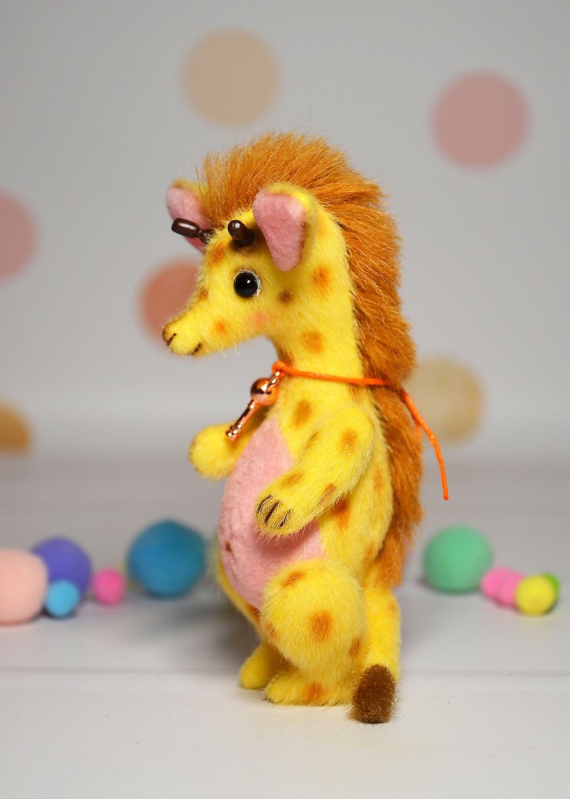 Miniature stuffed giraffe toy for dollhouse - ตุ๊กตา - วัสดุอื่นๆ สีเหลือง