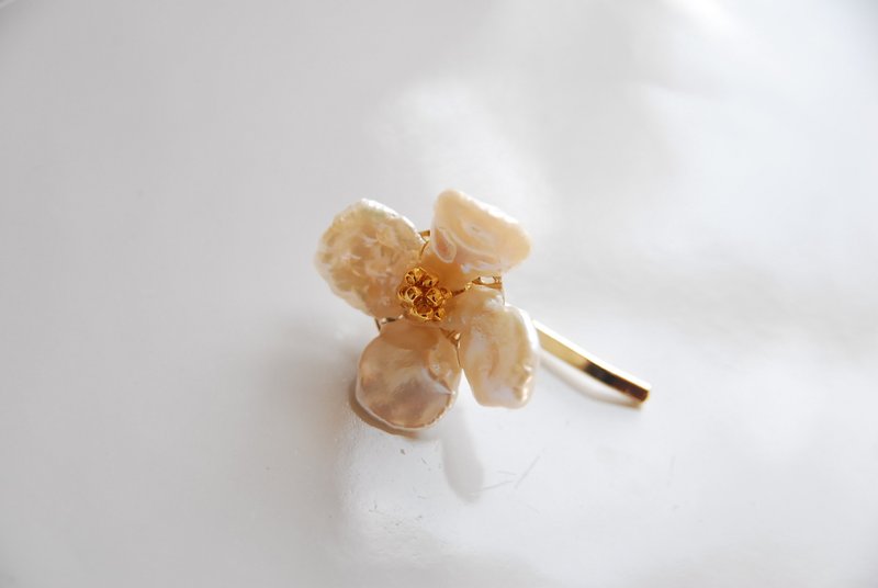再々々販　花びらケシパールのお花のポニーフックC - 髮夾/髮圈 - 珍珠 白色