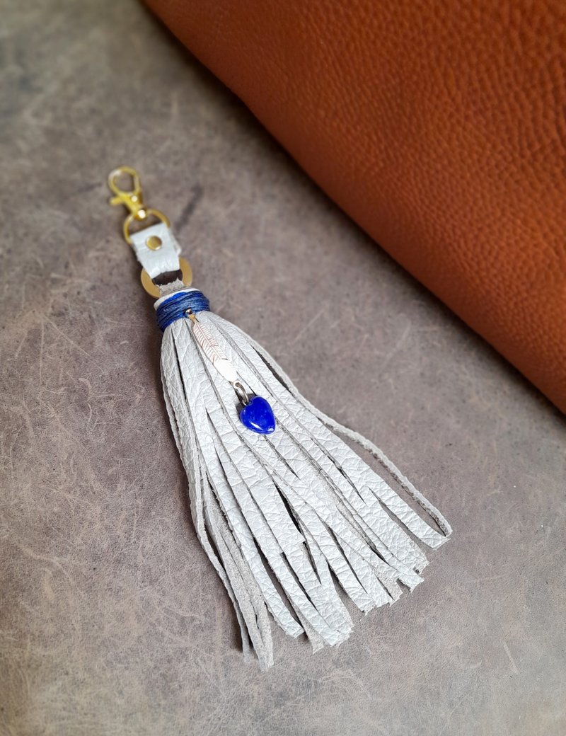 グレー 牛革 タッセル バッグチャーム ラピス ラズリ 知恵 と 自由 の 静かな 抱擁 - チャーム - 革 ブルー