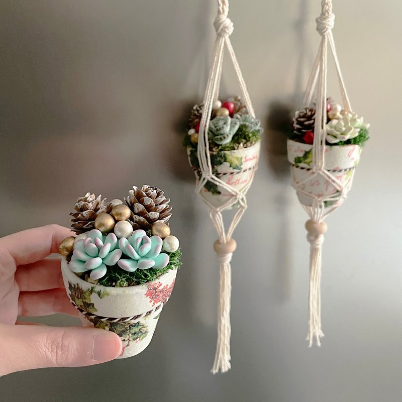 Succulent Christmas Hanging Basket Planter (3 designs available). Soft clay succulents. - ตกแต่งต้นไม้ - ดินเหนียว สีเขียว