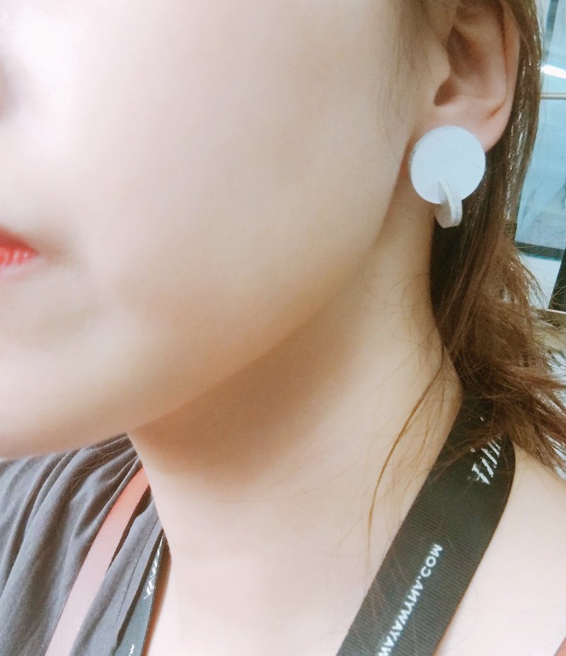 Anyway Any-ear leather earring series U04 - Earrings & Clip-ons - Genuine Leather White