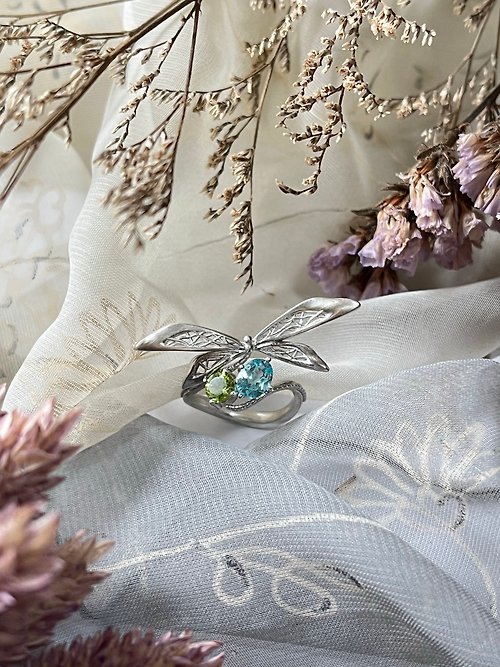 One Dimple 單窩 : 純銀 k金珠寶設計與訂製 蜻蜓飛舞磷灰石橄欖石戒指 天然寶石 925銀