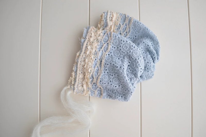 Newborn girl lace blue and beige bonnet photo prop. Baby girl textured hat photo - 其他 - 棉．麻 藍色
