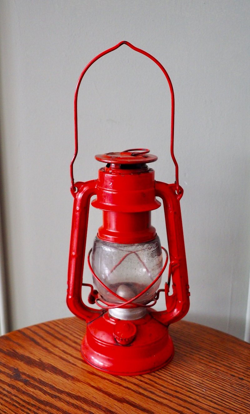 Made in Japan 1960s Red Antique Kerosene Lamp JS - ของวางตกแต่ง - โลหะ สีแดง