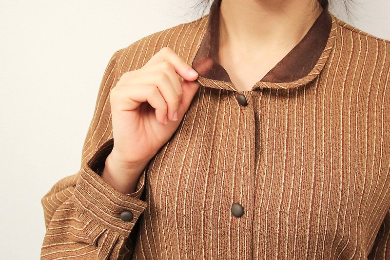…｛DOTTORI :: TOP｝Caramel Stripe Long-Sleeved Shirt with Translucent Collar - เสื้อเชิ้ตผู้หญิง - เส้นใยสังเคราะห์ สีนำ้ตาล