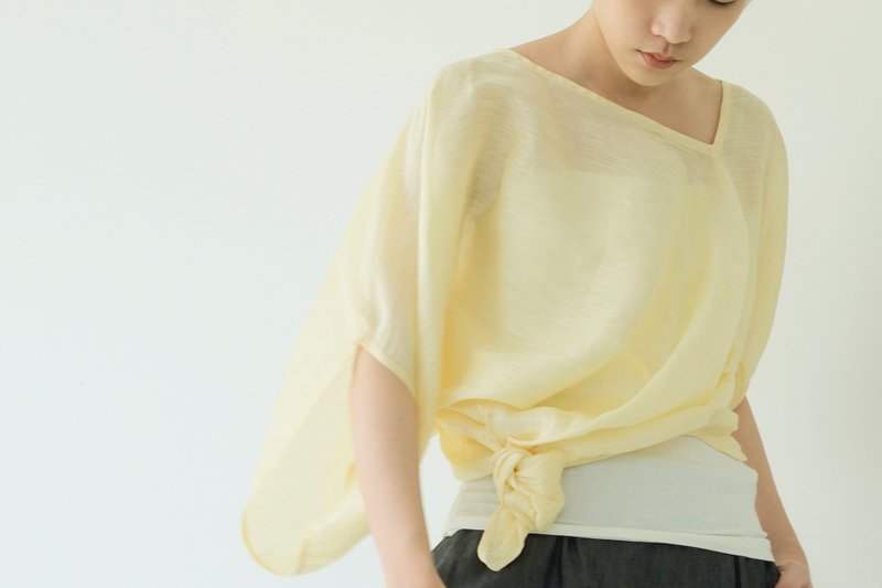 川 衣 WEAR BEING  斜領不規則上衣 淡黃絲 - 女 T 恤 - 絲．絹 黃色