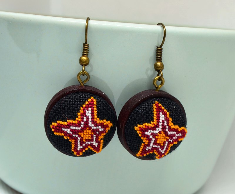橙色星星刺繡吊墜耳環十字繡木製首飾手工製作的女士舞會禮物 - 耳環/耳夾 - 繡線 橘色