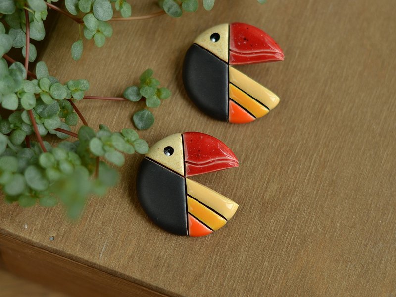 Toucan ceramic pin - 胸針 - 陶 黑色
