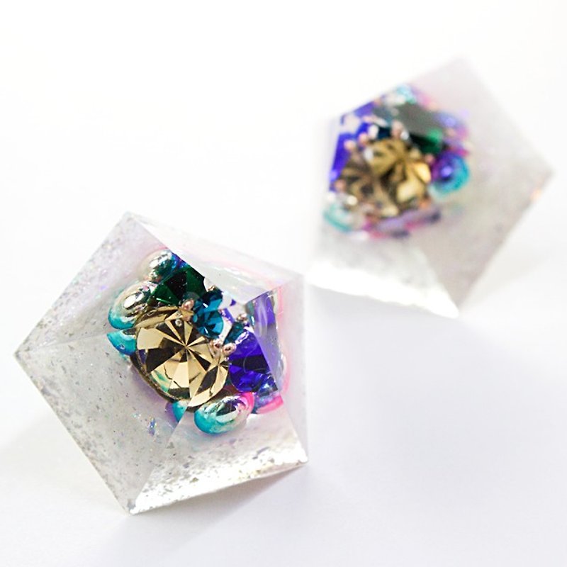Pentagon Earrings (Diamond Dust) - ต่างหู - วัสดุอื่นๆ หลากหลายสี