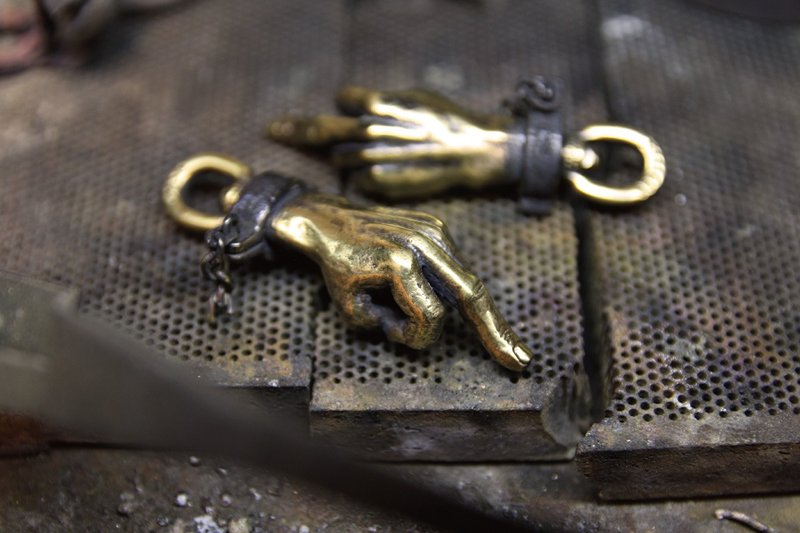 【METALIZE】FxxK Bronze middle finger charm - ที่ห้อยกุญแจ - ทองแดงทองเหลือง 