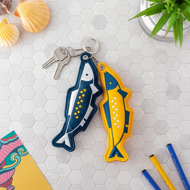 Fish Duo - Embroidery Keychain (Yellow & Navy Blue) - พวงกุญแจ - วัสดุอื่นๆ 