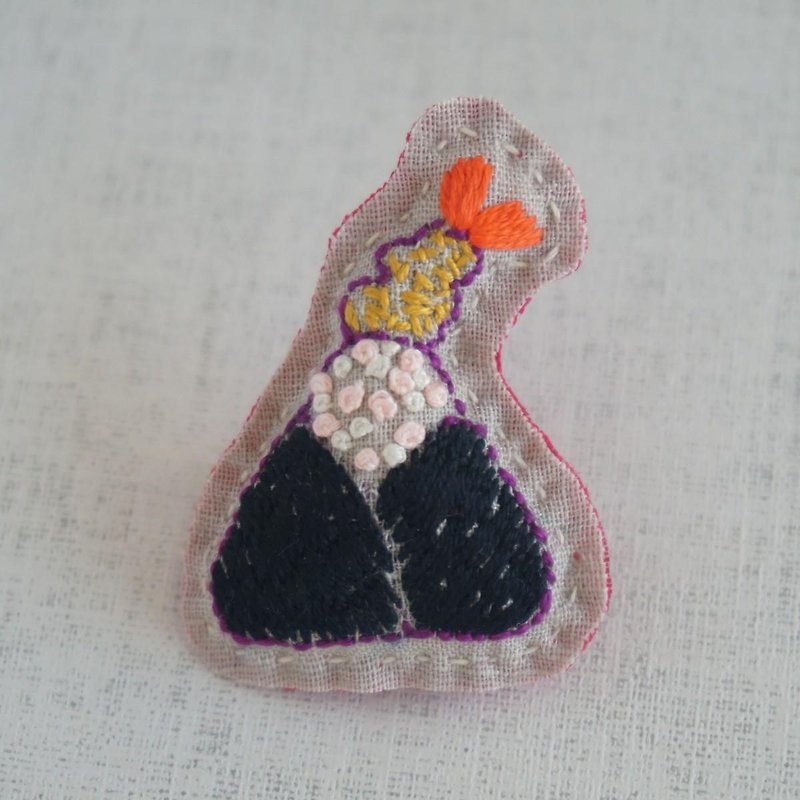 Hand embroidery broach "rice ball with tempura of shrimp 1" - เข็มกลัด - งานปัก สีดำ