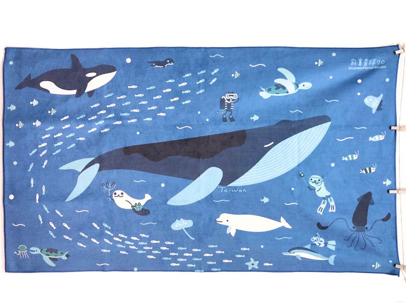 Lonely Planet Bath Towel-Blue Whale Diving-Made after order-no returns - ชุดว่ายน้ำผู้หญิง - ผ้าฝ้าย/ผ้าลินิน สีน้ำเงิน