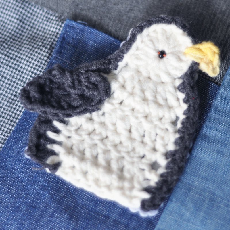 Flip school workshop bust a fat penguin crocheted brooch pin handmade Christmas morning bird - เข็มกลัด - ขนแกะ สีดำ