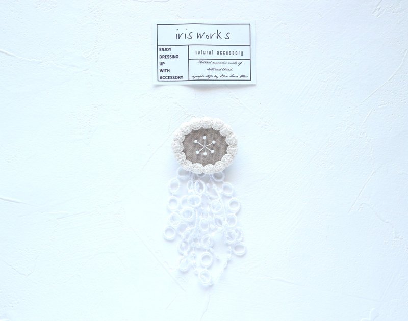 Cream floral brooch with swaying lace in Linen beige and white - เข็มกลัด - ผ้าฝ้าย/ผ้าลินิน สีกากี