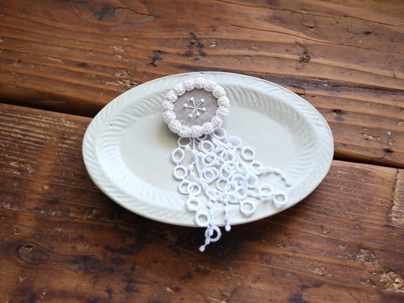 Cream floral brooch with swaying lace in Linen beige and white - Brooches - Cotton & Hemp Khaki