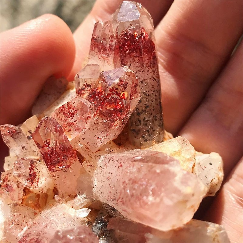 [Lost and find] high quality natural stone super seven strawberry crystal stone crystal cluster - ของวางตกแต่ง - เครื่องเพชรพลอย สีแดง